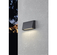 Graue Außenwandleuchte an einer strukturierten Wand