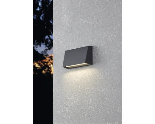 Graue Außenwandleuchte an einer strukturierten Wand