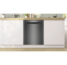 Spülmaschine in einer modernen Küche mit weißen Schränken und Holzarbeitsplatte