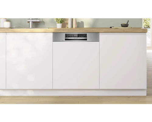 Einbaugeschirrspüler in einer modernen Küche.