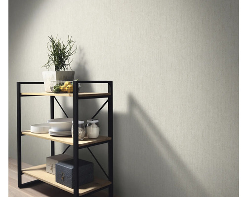 Szene mit gemusterter Tapete und einem Regal mit Dekorationsartikeln.