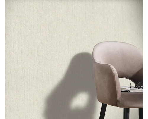 Wand mit Struktur und Stuhl