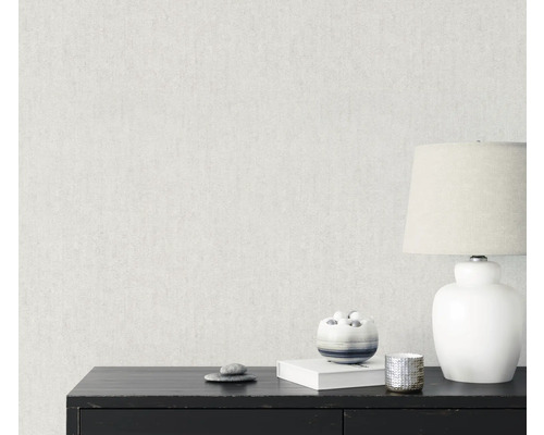 Tapete an einer Wand mit Tisch und Dekoration