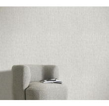 Nahaufnahme einer strukturierten Tapete in einem Raum mit Sessel