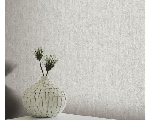 Strukturierte Tapete mit Vase und Dekoration auf einem Tisch