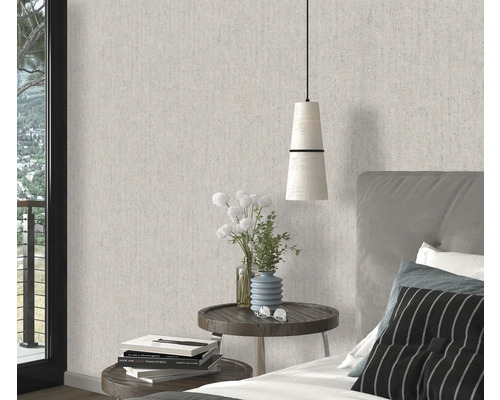 Schlafzimmer mit gemusterter Tapete, Nachttisch und Bett