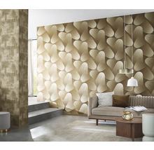 Wohnzimmer mit gemusterter Tapete, Sofa und Beleuchtung für ein stilvolles Ambiente.