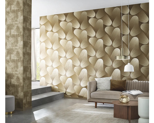 Wohnzimmer mit gemusterter Tapete, Sofa und Beleuchtung für ein stilvolles Ambiente.