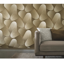 Wohnzimmer mit gemusterter Tapete und Sofa