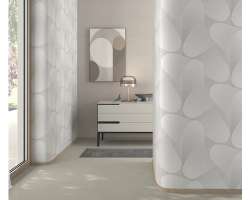 Innenraum mit gemusterter Tapete, Kommode und Dekoration