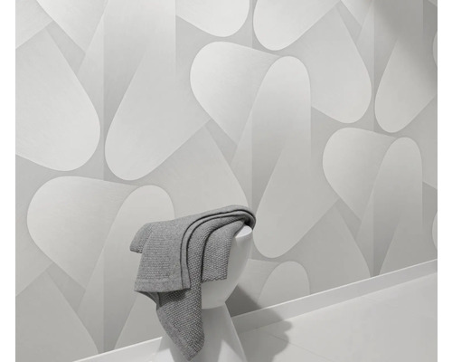 Modernes Badezimmer mit dreidimensionaler Tapete und Textil auf Waschbecken