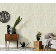 Szene mit gemusterter Tapete, Kommode und Dekoration