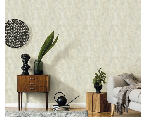 Szene mit gemusterter Tapete, Kommode und Dekoration