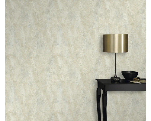 Helles Zimmer mit gemusterter Tapete und Tisch mit Lampe