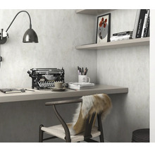 Arbeitszimmer mit Schreibtisch, Stuhl, Lampe und Schreibmaschine