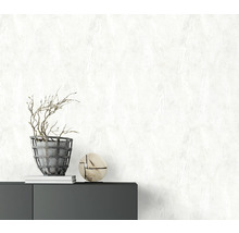 Helles Zimmer mit gemusterter Tapete, Kommode, Dekoration und Topfpflanze