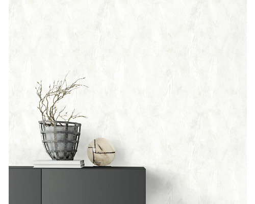 Helles Zimmer mit gemusterter Tapete, Kommode, Dekoration und Topfpflanze