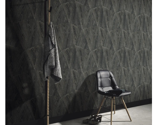 Szene mit dunkler gemusterter Tapete, Garderobenständer, Stuhl und Schuhen