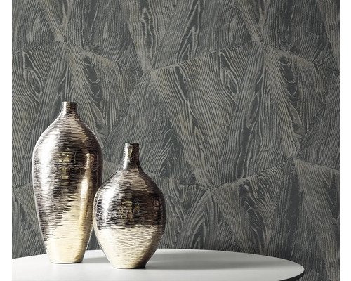 Zwei Vasen vor einer Tapete mit Holzstruktur