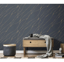 Szene mit einer dunkel gemusterten Tapete, einer Holzbank, einem Korb und dekorativen Elementen für ein stilvolles Wohnambiente.