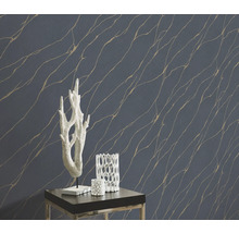 Dekorative Tapete mit abstraktem Muster und Wohnaccessoires auf einem Tisch