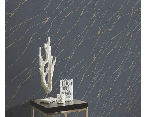 Dekorative Tapete mit abstraktem Muster und Wohnaccessoires auf einem Tisch