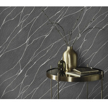 Dekorative Tapete mit abstraktem Muster im Wohnraum.