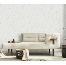 Wohnzimmer mit Sofa und Wandtapete mit Marmorstruktur