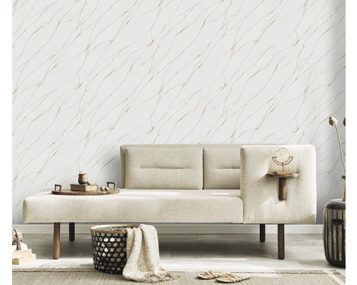 Wohnzimmer mit Sofa und Wandtapete mit Marmorstruktur