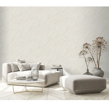 Wohnzimmer mit Marmortapete, Sofa und dekorativen Elementen für eine helle und moderne Atmosphäre