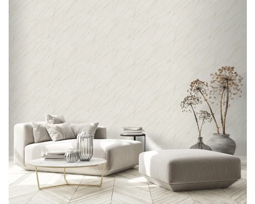 Wohnzimmer mit Marmortapete, Sofa und dekorativen Elementen für eine helle und moderne Atmosphäre