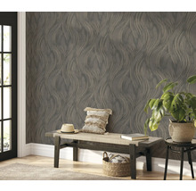 Dekoratives Zimmer mit gemusterter Tapete, Bank und Zimmerpflanze