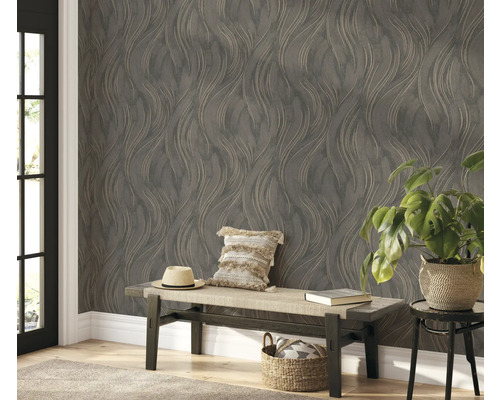 Dekoratives Zimmer mit gemusterter Tapete, Bank und Zimmerpflanze