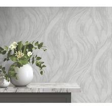 Wohnraum mit gemusterter Tapete und Dekoration