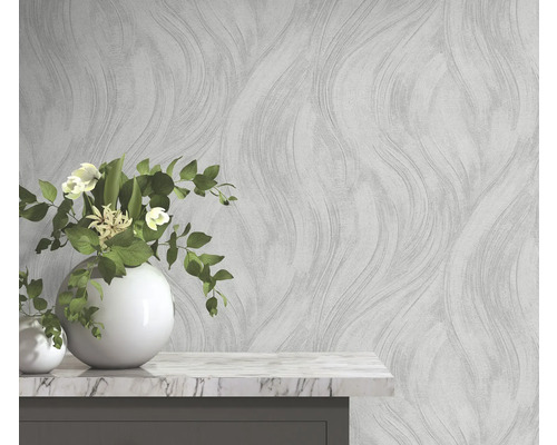 Wohnraum mit gemusterter Tapete und Dekoration