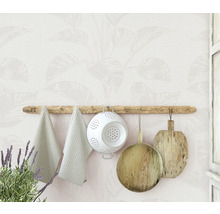 Wand mit floraler Tapete, Handtuchhalter mit Geschirrtüchern, Abtropfsieb und Schneidebrettern.