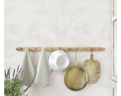 Wand mit floraler Tapete, Handtuchhalter mit Geschirrtüchern, Abtropfsieb und Schneidebrettern.