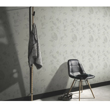 Innenraum mit Blättertapete, Stuhl und Garderobe