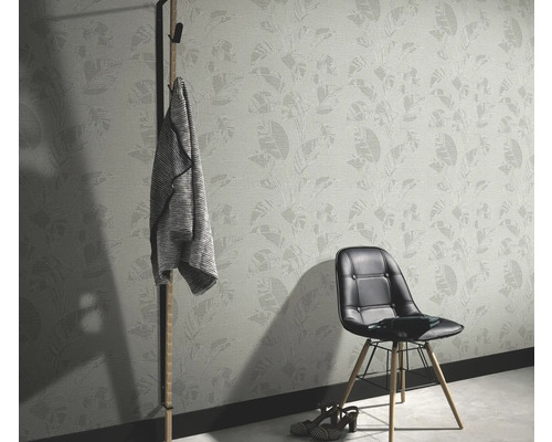 Innenraum mit Blättertapete, Stuhl und Garderobe