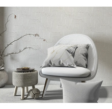 Dekorative Szene mit Stuhl, Kissen und gemusterter Tapete für eine helle und organisierte Raumatmosphäre.