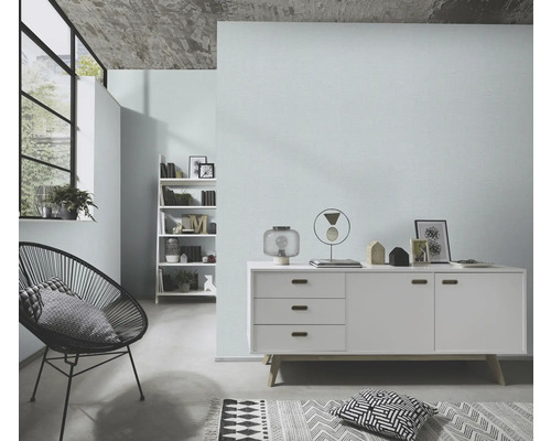 Heller Raum mit mintfarbener Tapete, Sideboard und Dekorationen