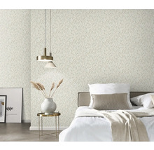 Schlafzimmer mit Blattmuster-Tapete, Bett und Beistelltisch