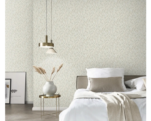 Schlafzimmer mit Blattmuster-Tapete, Bett und Beistelltisch