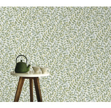 Tapete mit Blättermuster im Hintergrund, Teekanne und Schalen auf einem Tisch