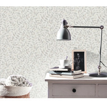 Zimmer mit Tapete mit Blattmuster, Tischlampe und Dekorationen