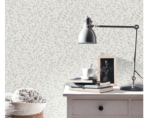 Zimmer mit Tapete mit Blattmuster, Tischlampe und Dekorationen