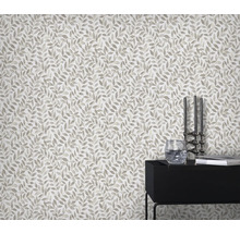 Szene mit einer Tapete mit Blattmuster und einem Nachttisch