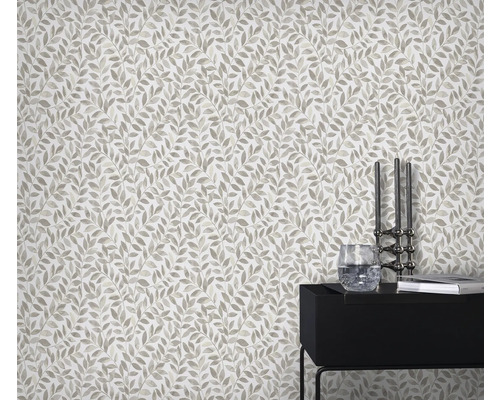 Szene mit einer Tapete mit Blattmuster und einem Nachttisch