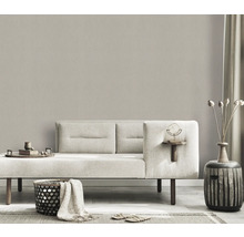 Modern eingerichteter Wohnraum mit Sofa, Dekoration und Teppich