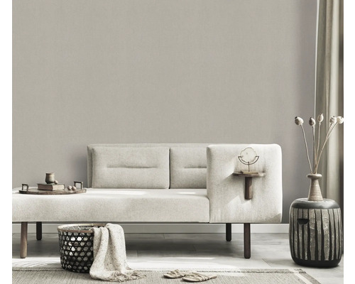 Modern eingerichteter Wohnraum mit Sofa, Dekoration und Teppich